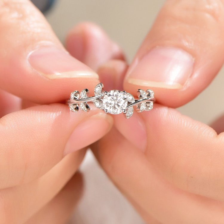 1ct Moissanite Leaf Ring - Image 4