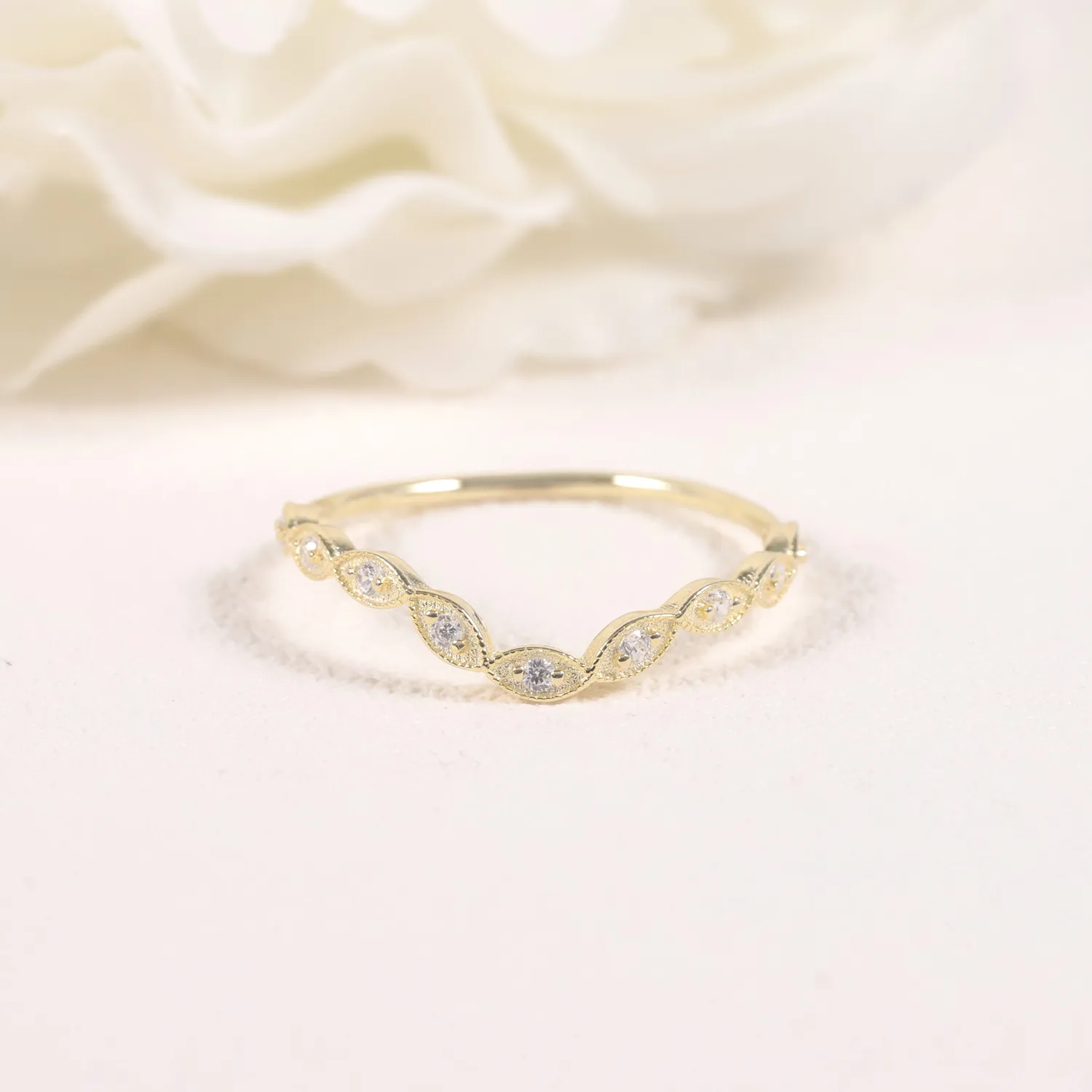 Fairy Light Moissanite Curved Ring - Image 4