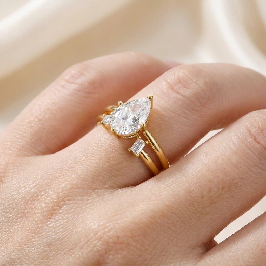 2.5ct Golden Teardrop Ring - Image 3